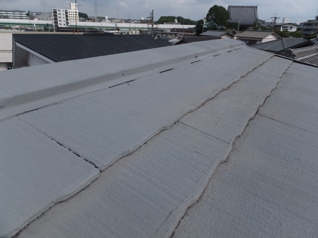 スレート屋根の棟板金